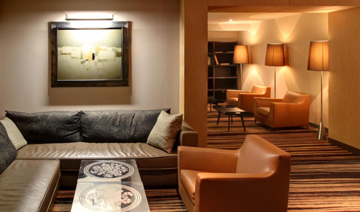 Coin salon dans l'établissement Amirauté Hôtel Golf Deauville