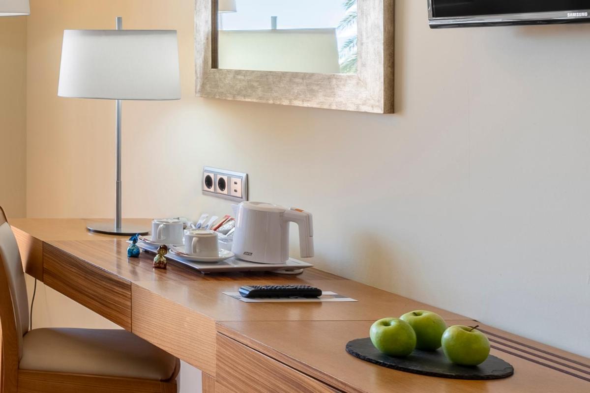 Utensilios para hacer té y café en Elba Carlota Beach & Golf Resort