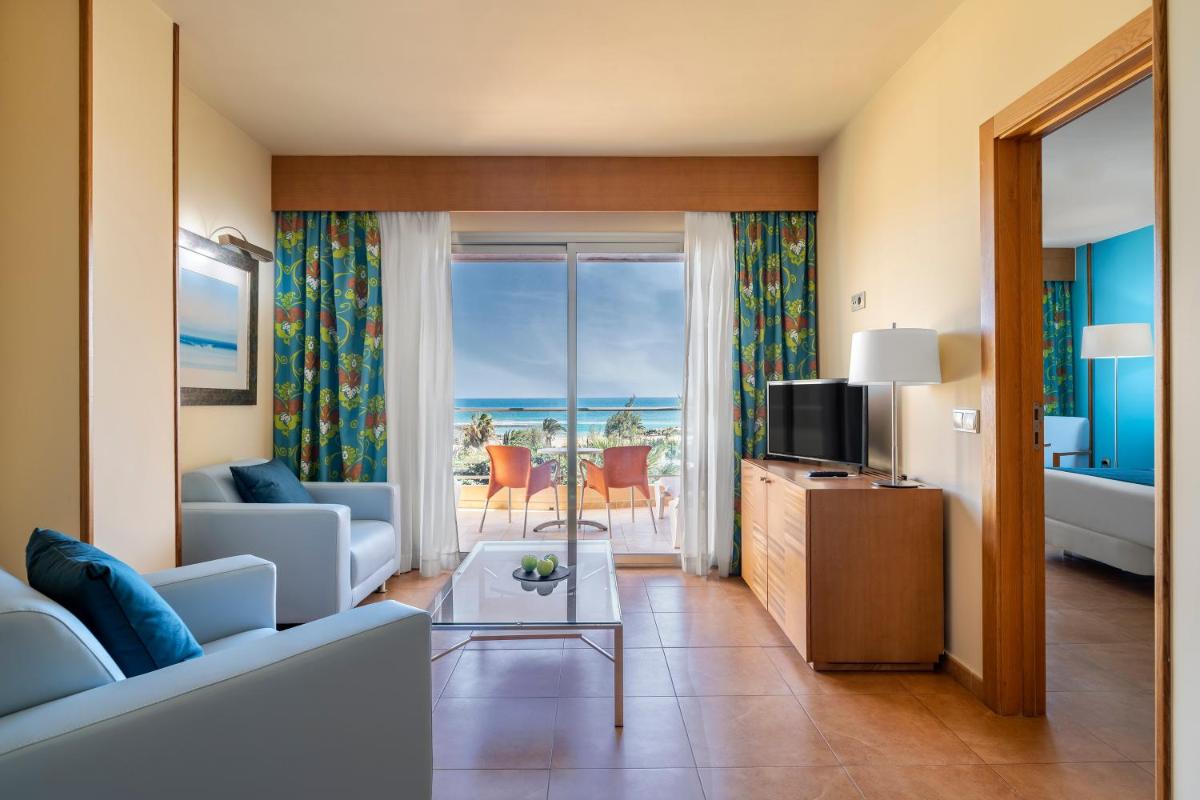 Una televisión o centro de entretenimiento en Elba Carlota Beach & Golf Resort