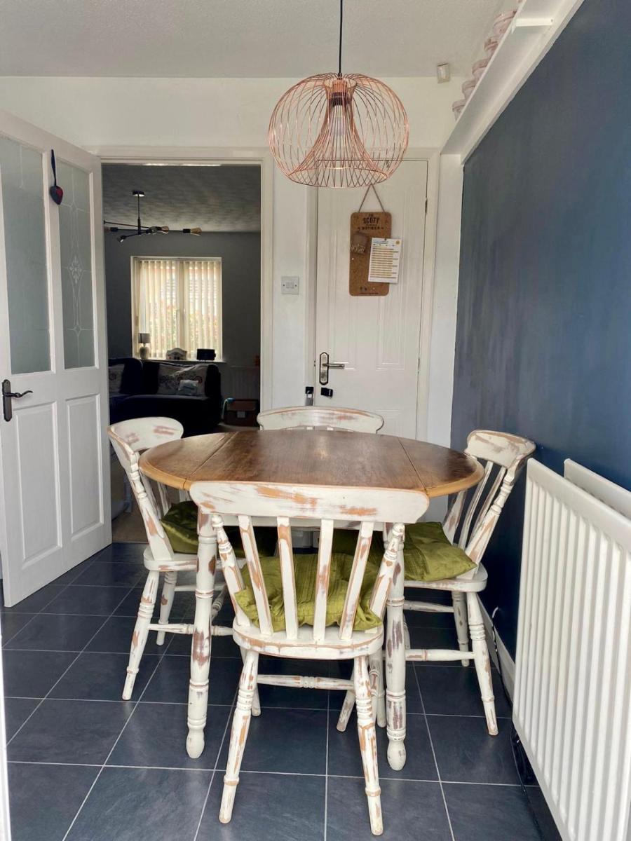 Manchester 2 Bedroom House with Garden - Housity