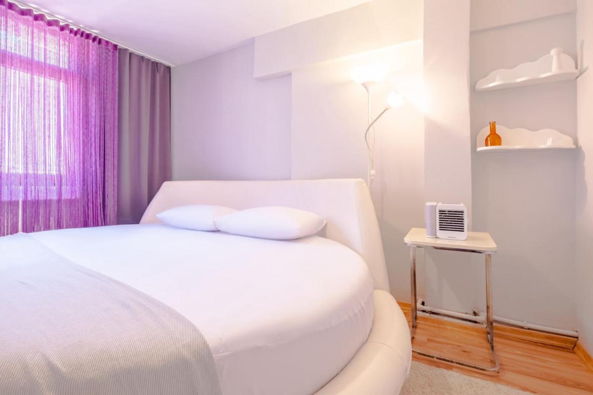 Colorful and Central Flat with Balcony in Kadikoy - Housity