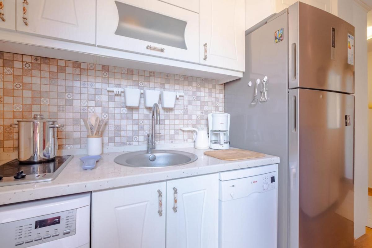 Colorful and Central Flat with Balcony in Kadikoy - Housity
