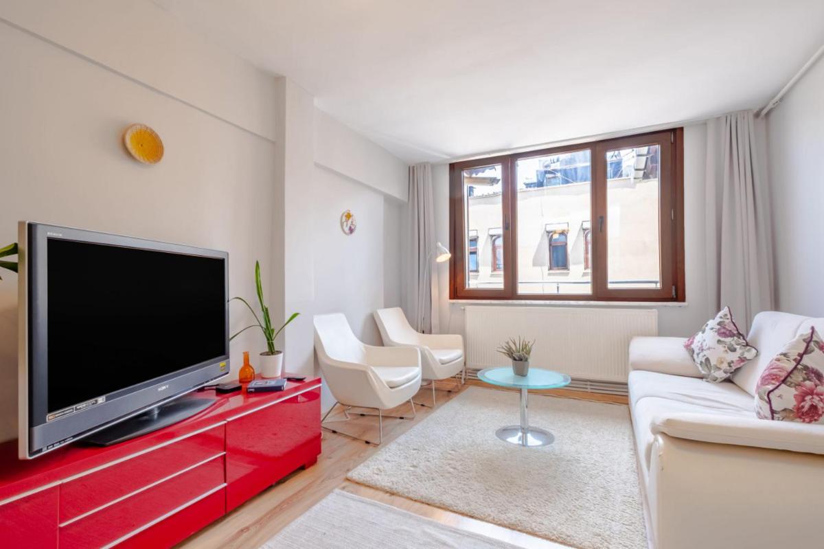 Colorful and Central Flat with Balcony in Kadikoy - Housity