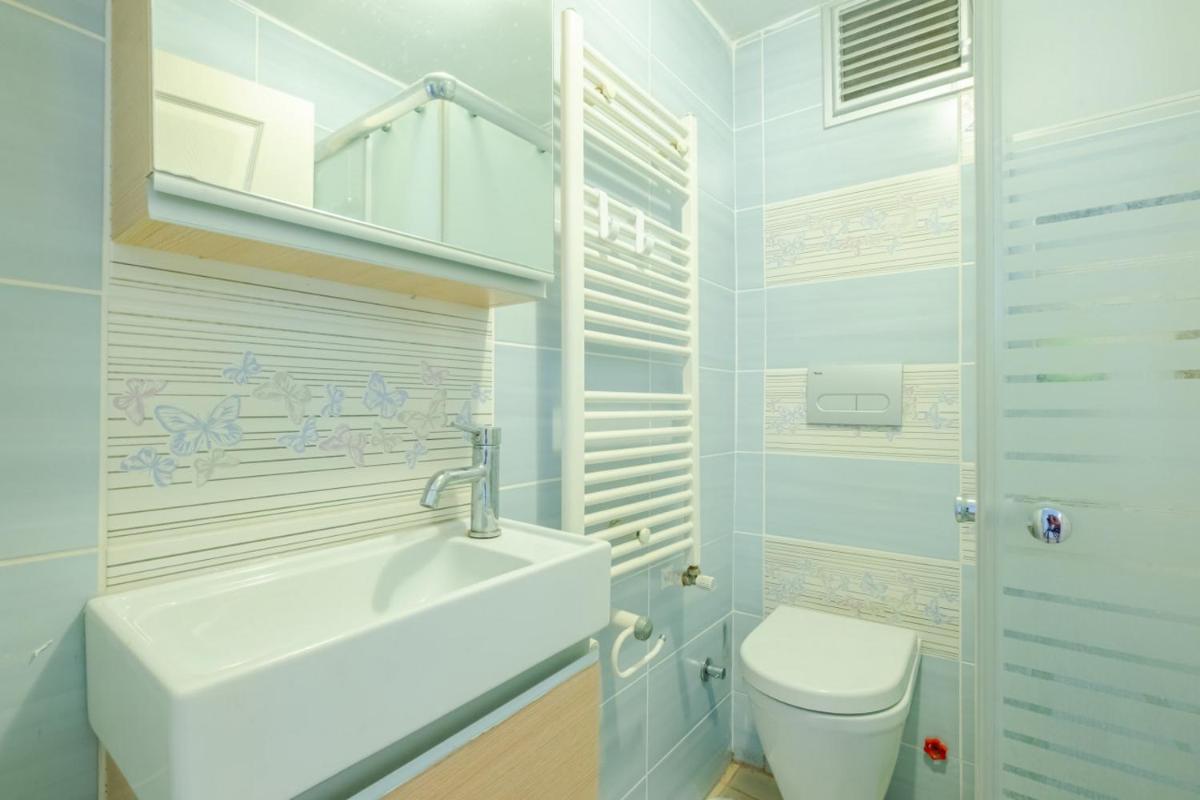 Colorful and Central Flat with Balcony in Kadikoy - Housity