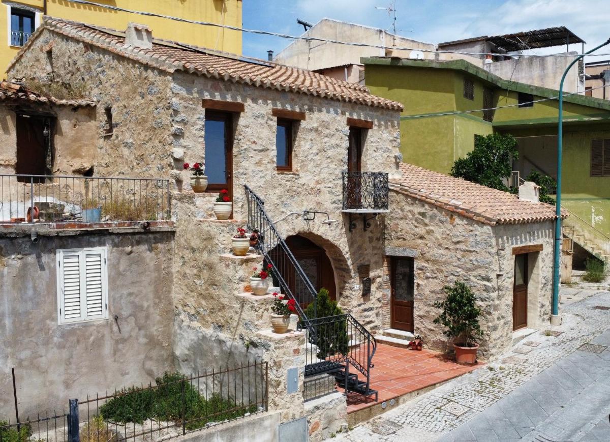 La Corte Dei Baroni - Housity