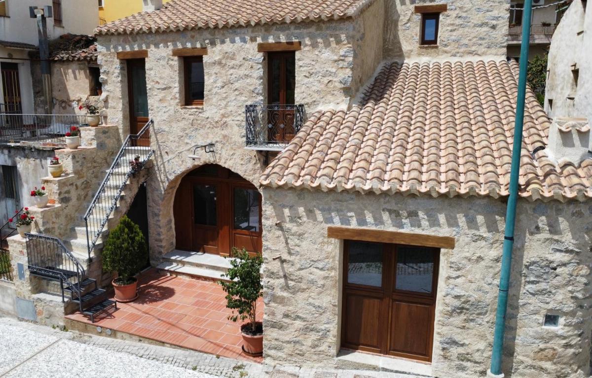 La Corte Dei Baroni - Housity