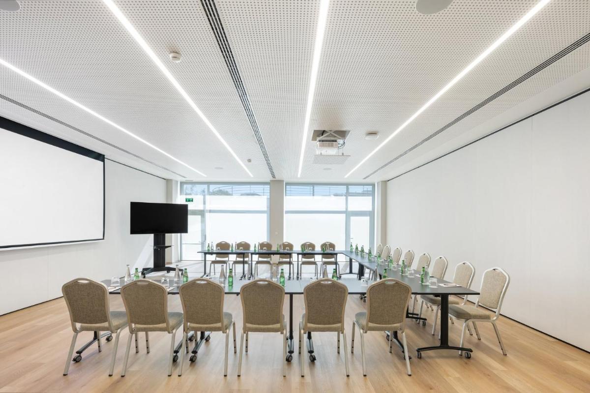 A área empresarial e/ ou a sala de conferências de Crowne Plaza - Caparica Lisbon