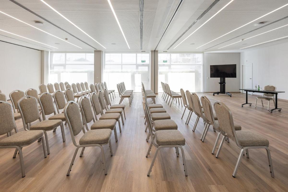 A área empresarial e/ ou a sala de conferências de Crowne Plaza - Caparica Lisbon