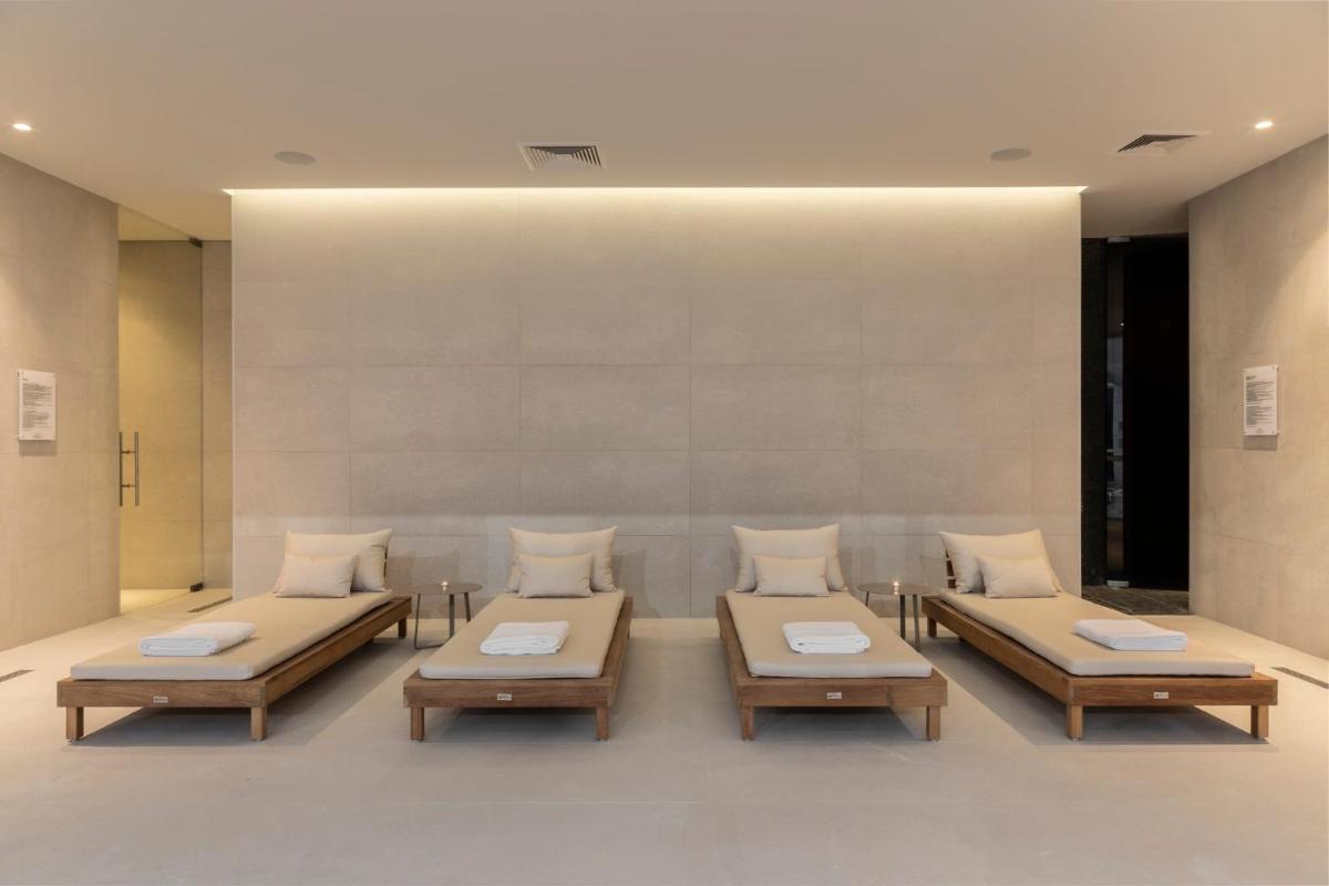 Uma área de estar em Crowne Plaza - Caparica Lisbon