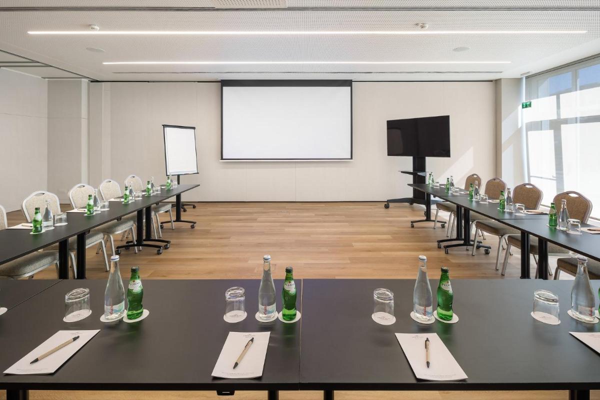 A área empresarial e/ ou a sala de conferências de Crowne Plaza - Caparica Lisbon