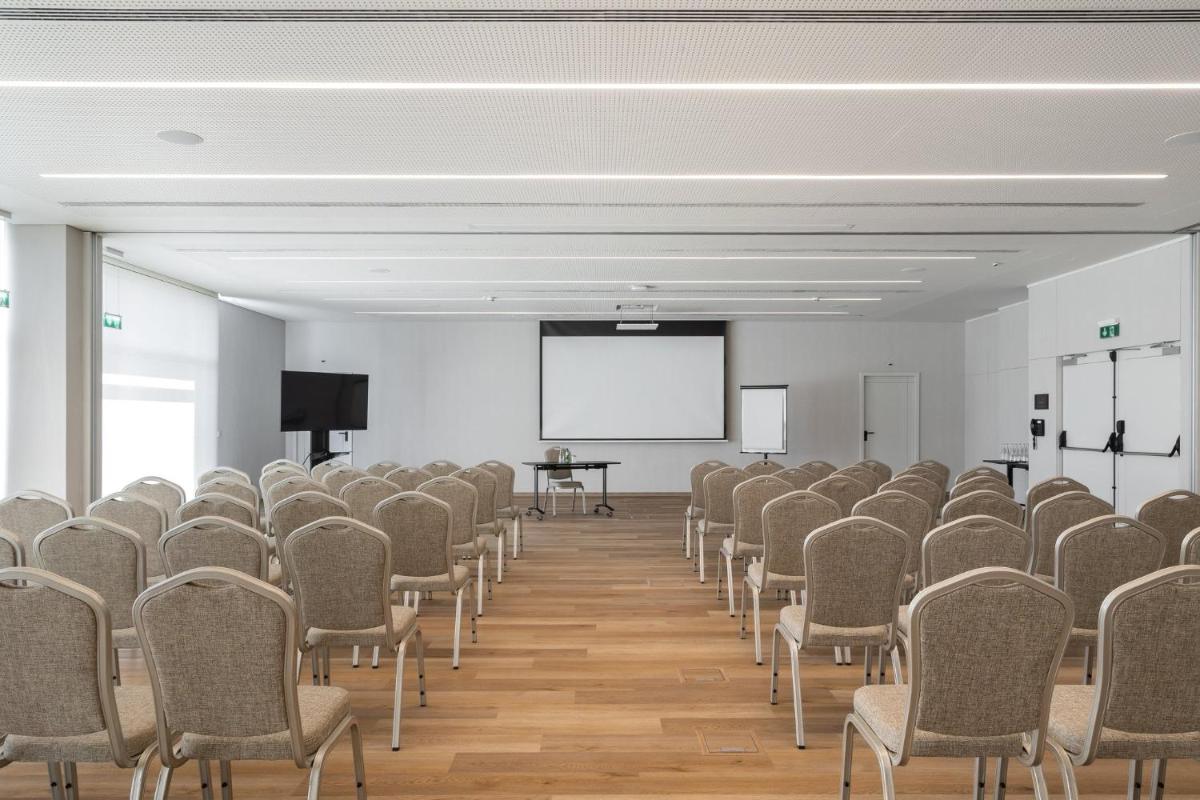 A área empresarial e/ ou a sala de conferências de Crowne Plaza - Caparica Lisbon