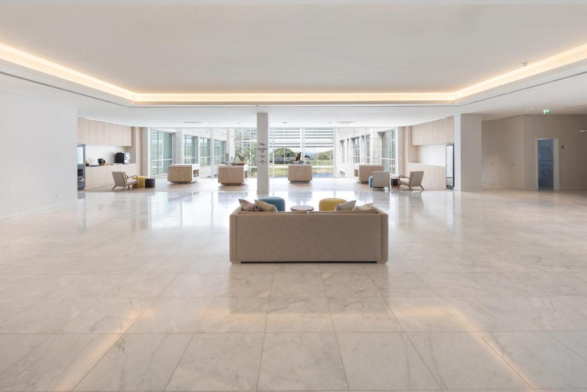 Uma área de estar em Crowne Plaza - Caparica Lisbon