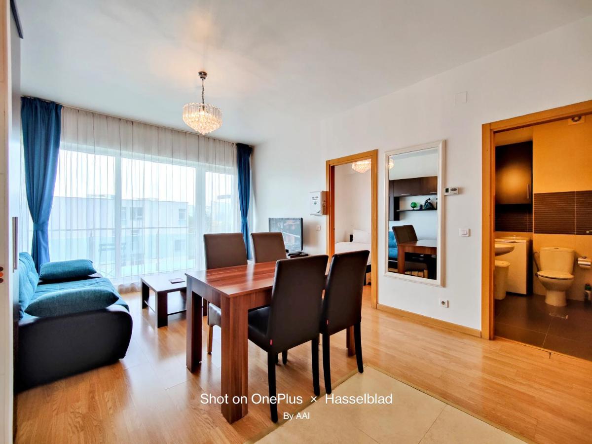 Red Hotel Accommodation - Housity