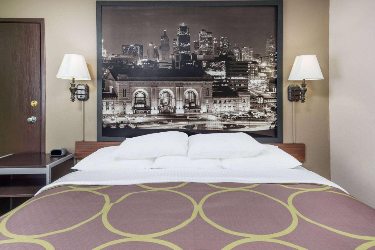 Super 8 by Wyndham Warrensburg - Housity