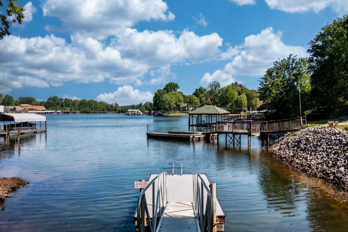 Castaway Cove -Lake Norman Waterfront Home with Private Dock - Housity
