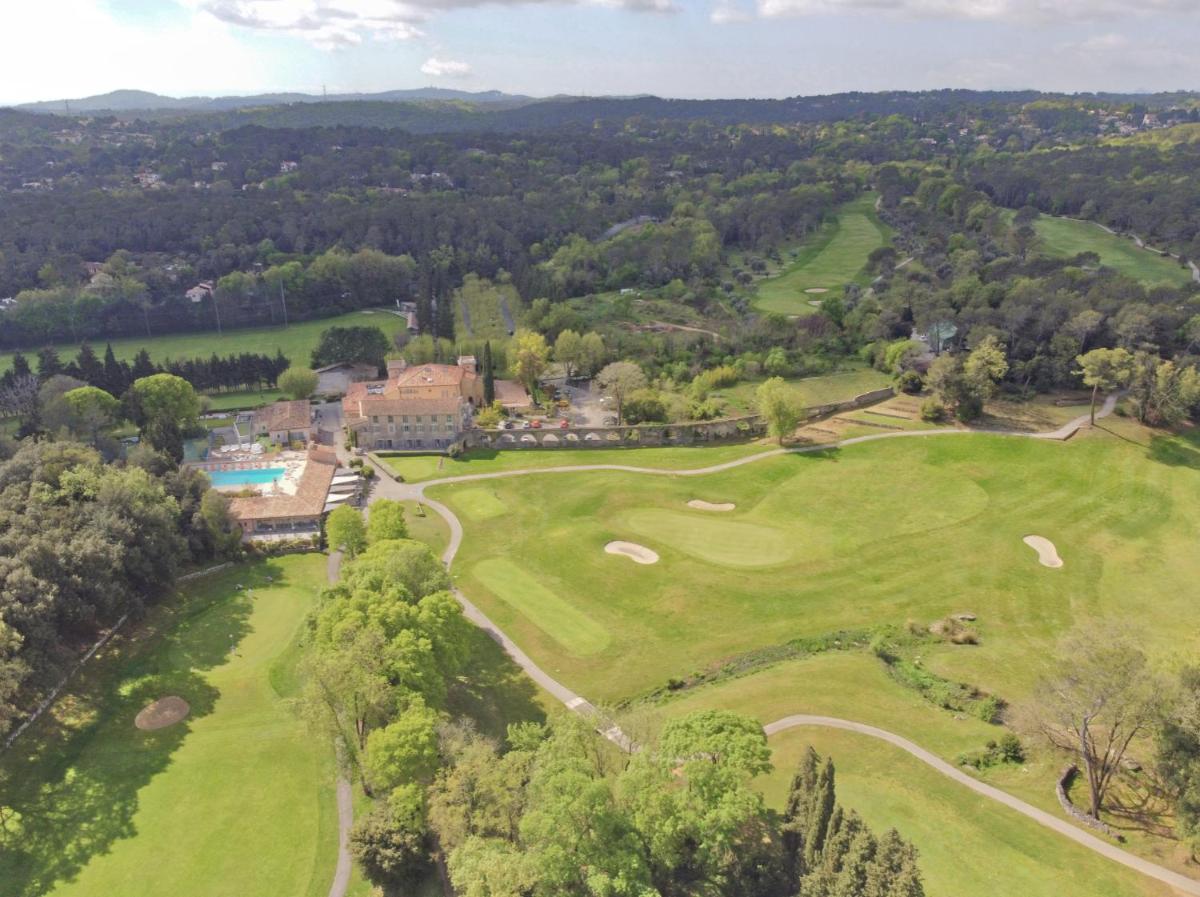 - une vue aérienne sur le parcours de golf du complexe dans l'établissement Hôtel Golf & Spa Château de la Bégude The Originals Collection, à Valbonne