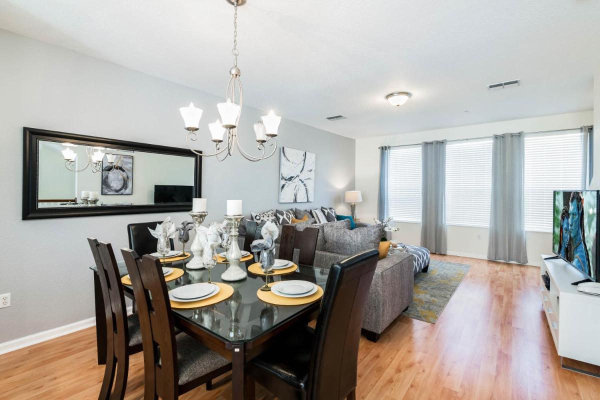 Beautiful Newly Updated Townhome Sleeps 10 - Housity