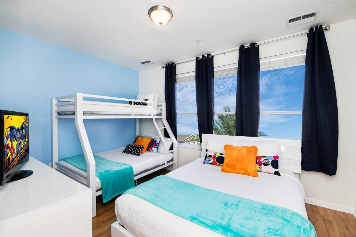 Beautiful Newly Updated Townhome Sleeps 10 - Housity