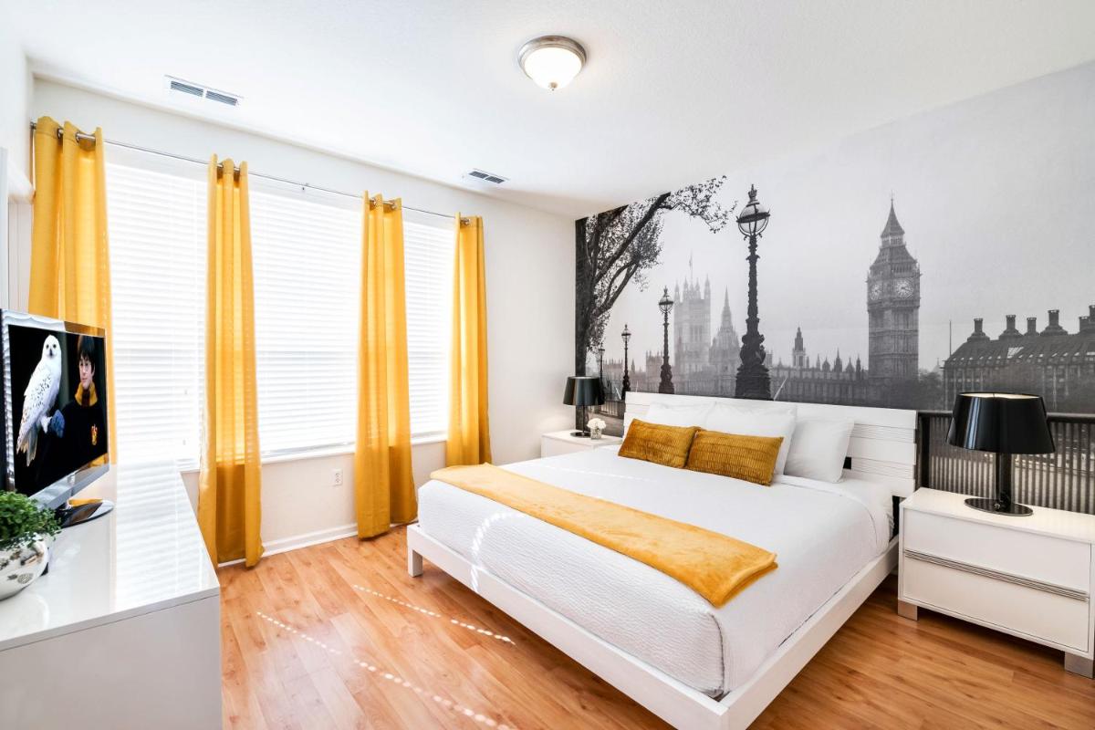 Beautiful Newly Updated Townhome Sleeps 10 - Housity