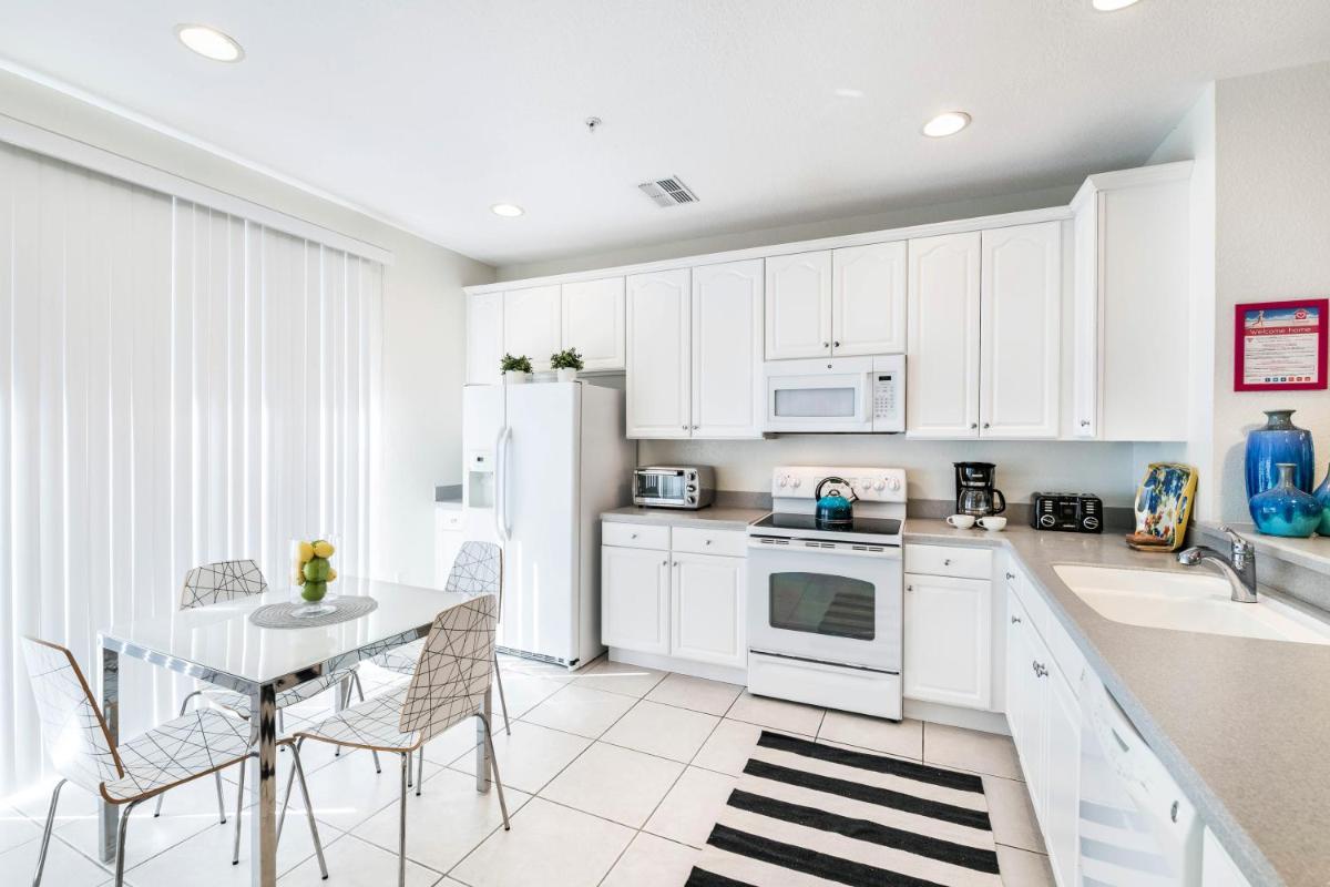 Beautiful Newly Updated Townhome Sleeps 10 - Housity