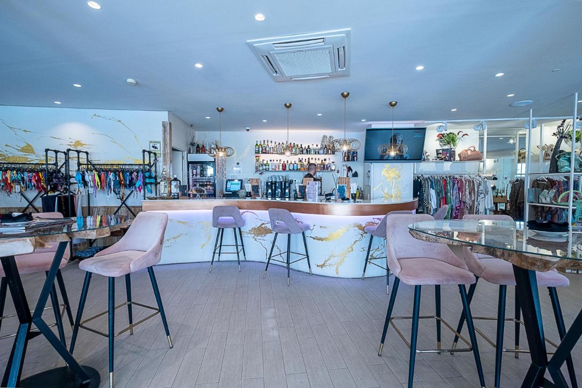 Un restaurante o sitio para comer en ON Hotels Oceanfront Adults Designed