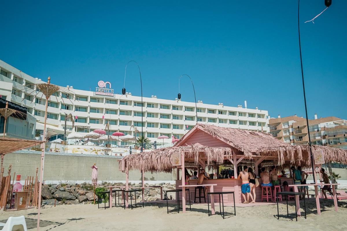 Un restaurante o sitio para comer en ON Hotels Oceanfront Adults Designed