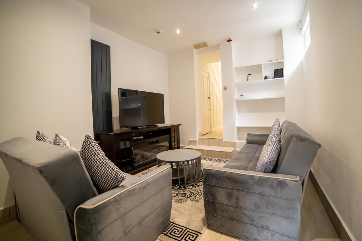 Entire 2 Bedroom Ground Floor Apartment - With Parking - Cardiff City Centre - Housity