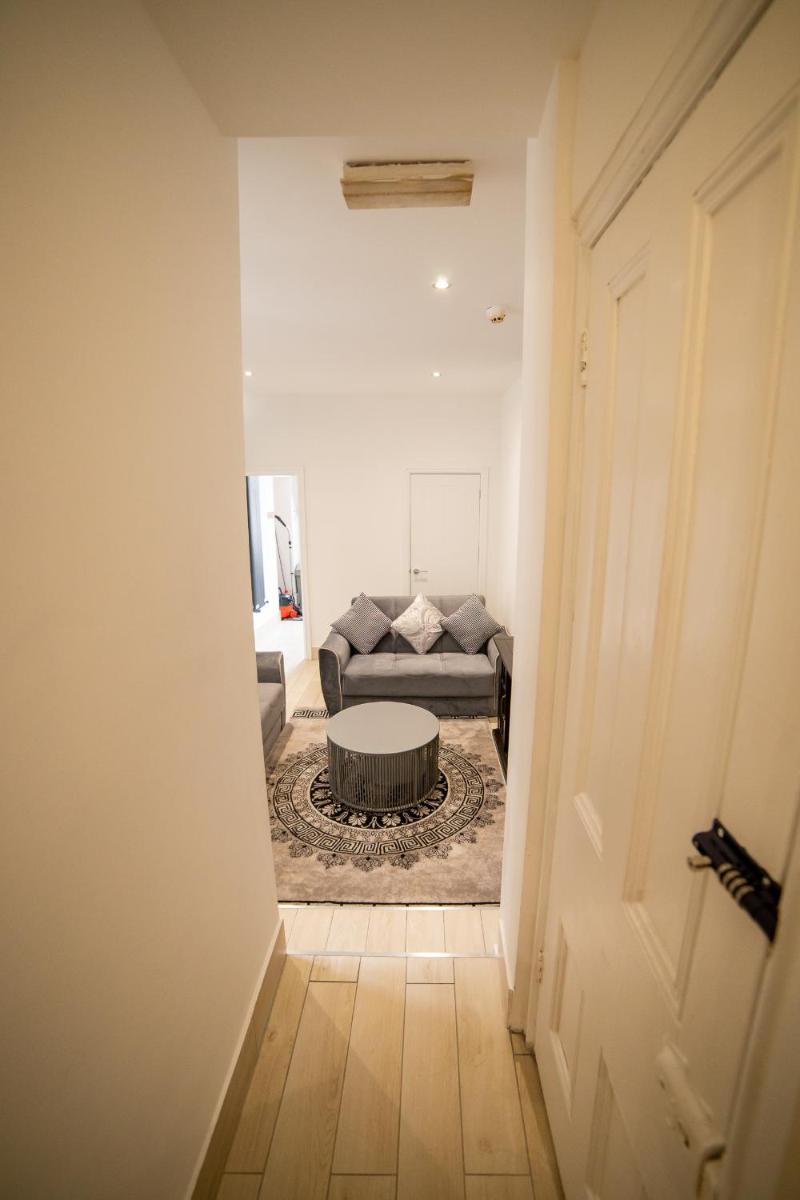 Entire 2 Bedroom Ground Floor Apartment - With Parking - Cardiff City Centre - Housity