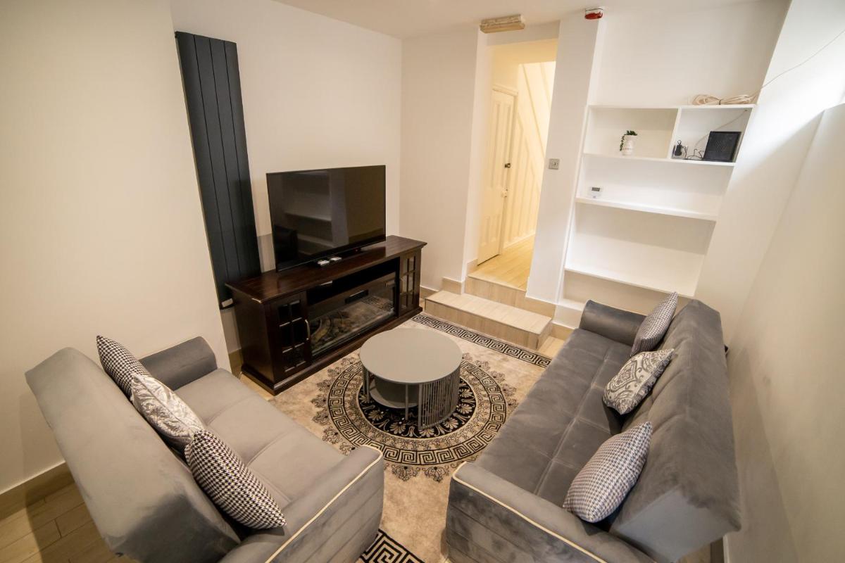 Entire 2 Bedroom Ground Floor Apartment - With Parking - Cardiff City Centre - Housity