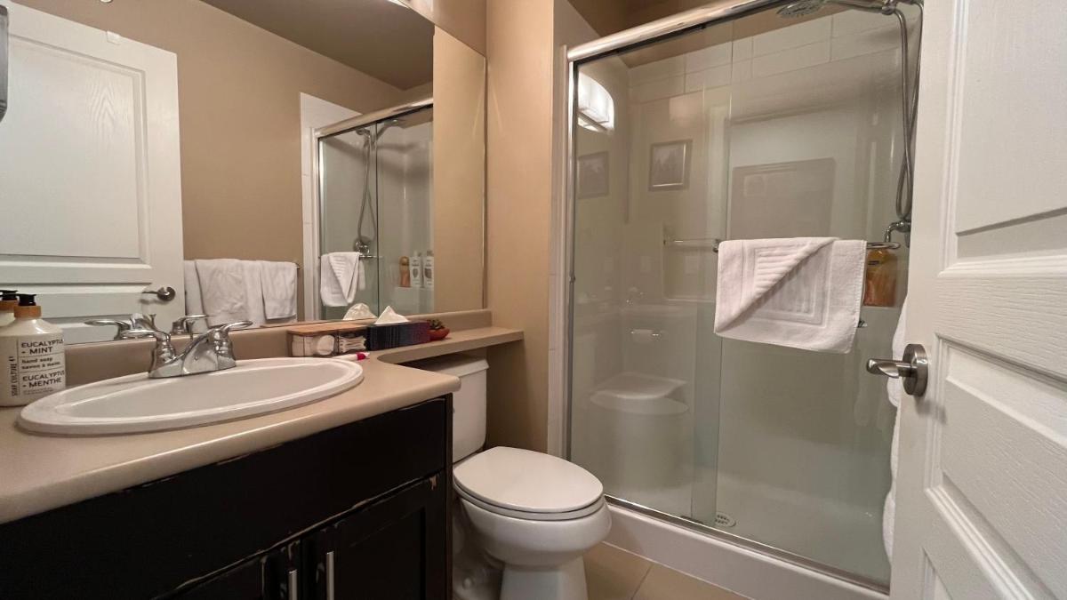 WATERSCAPES RESORT KELOWNA 2 FULL BEDROOMS SUITE VACATION RENTALS, SHORT TERM RENTALS. - Housity