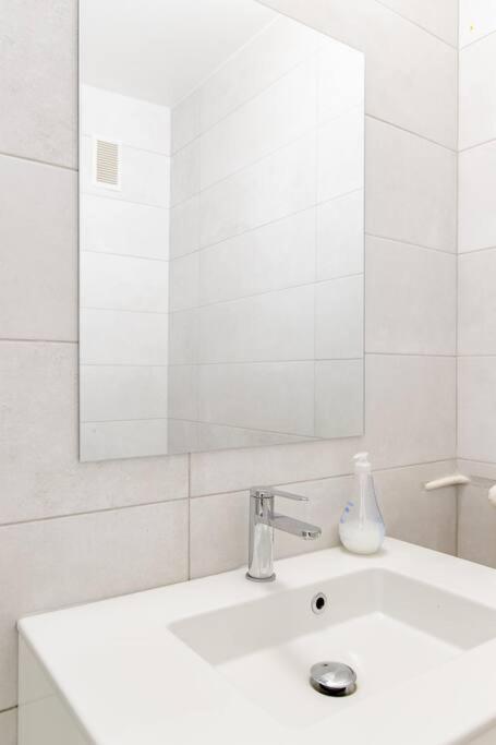 Suitetrails - Private room in renovated apartment - Tram 1 min walk