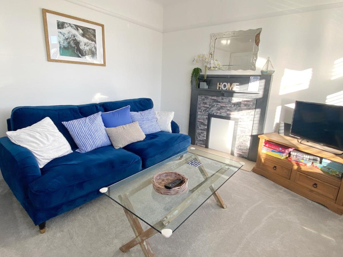 Coastal Breeze - Beautiful two bedroom apartment with free parking near local beaches - Housity