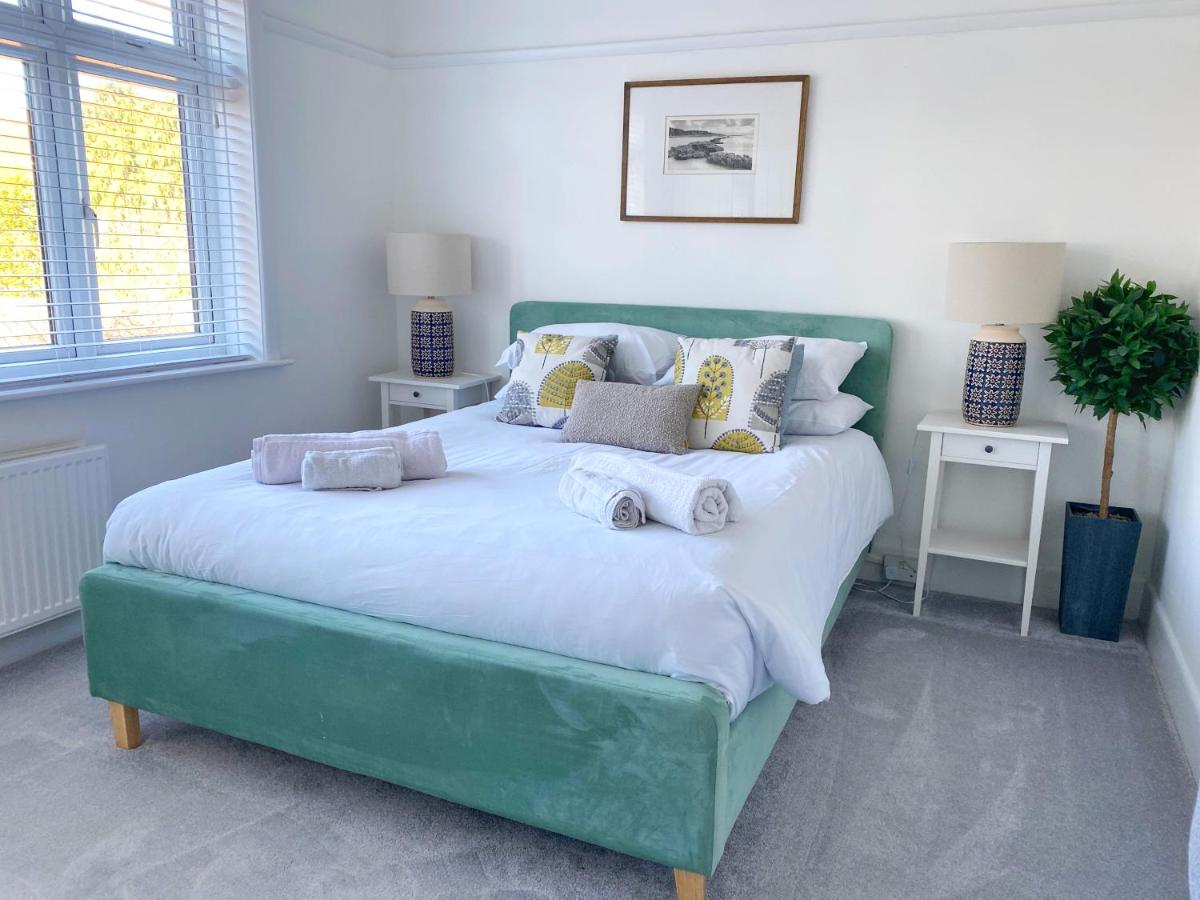 Coastal Breeze - Beautiful two bedroom apartment with free parking near local beaches - Housity