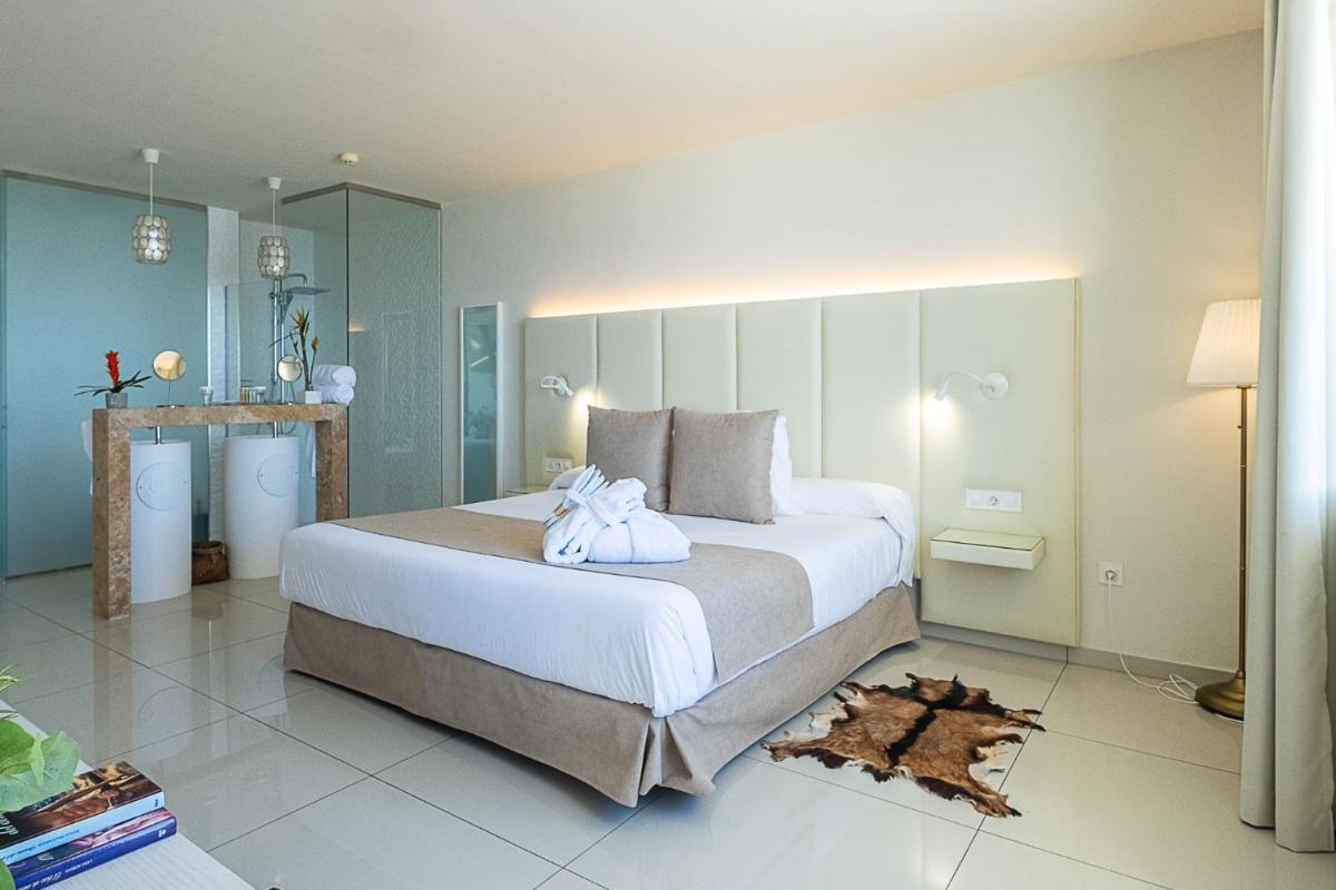 Cama o camas de una habitación en ON Hotels Oceanfront Adults Designed