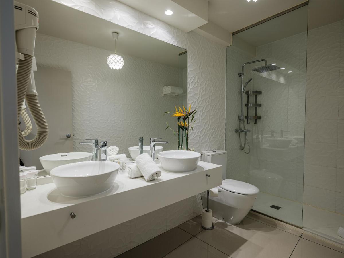 Un baño de ON Hotels Oceanfront Adults Designed