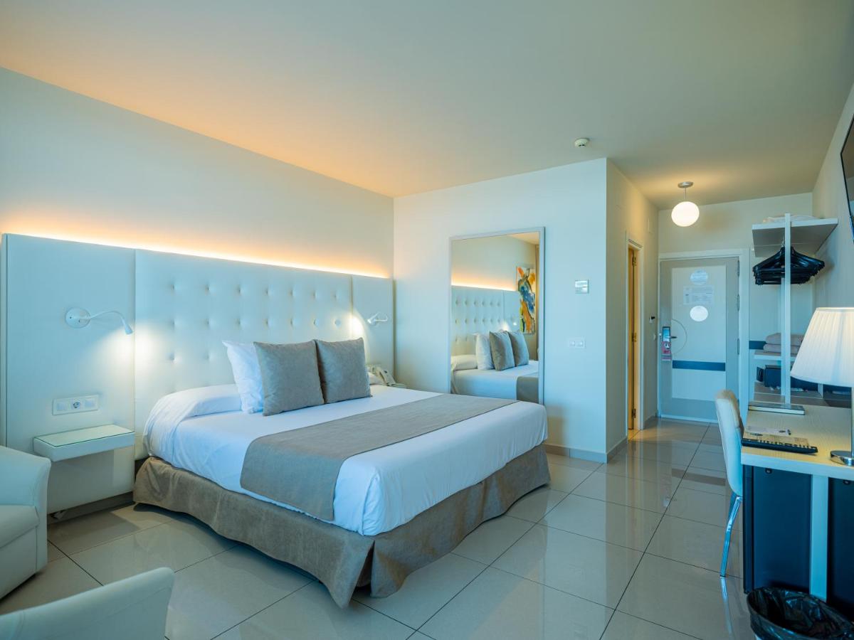 Cama o camas de una habitación en ON Hotels Oceanfront Adults Designed