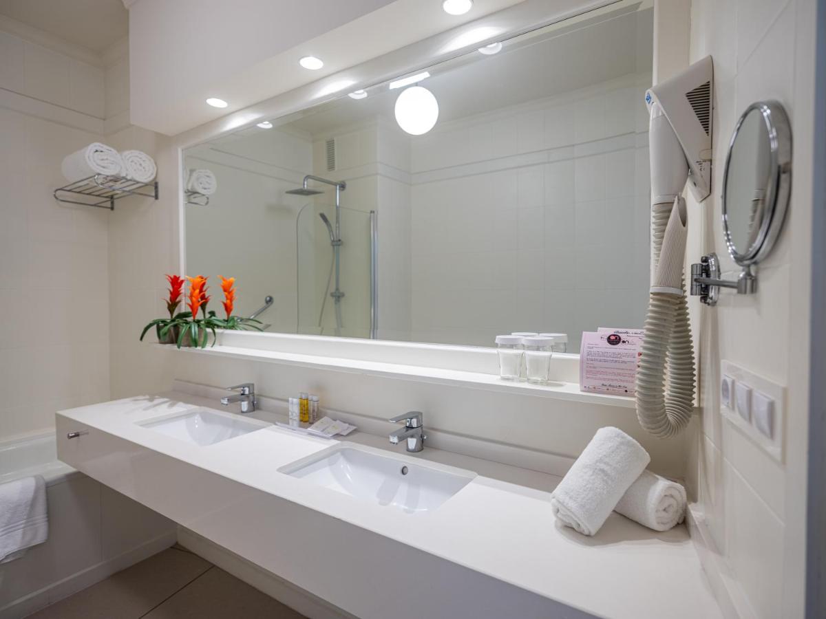 Un baño de ON Hotels Oceanfront Adults Designed