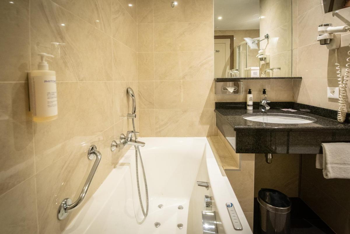 Salle de bains dans l'établissement Splendid Hotel & Spa Nice