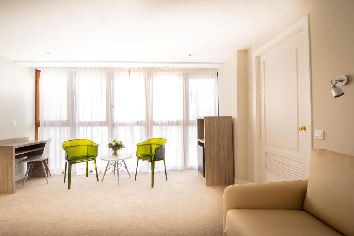 Coin salon dans l'établissement Splendid Hotel & Spa Nice