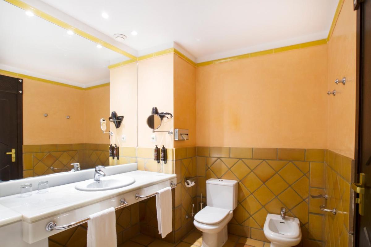 Un baño de Ibersol Almuñecar Beach & Spa Hotel
