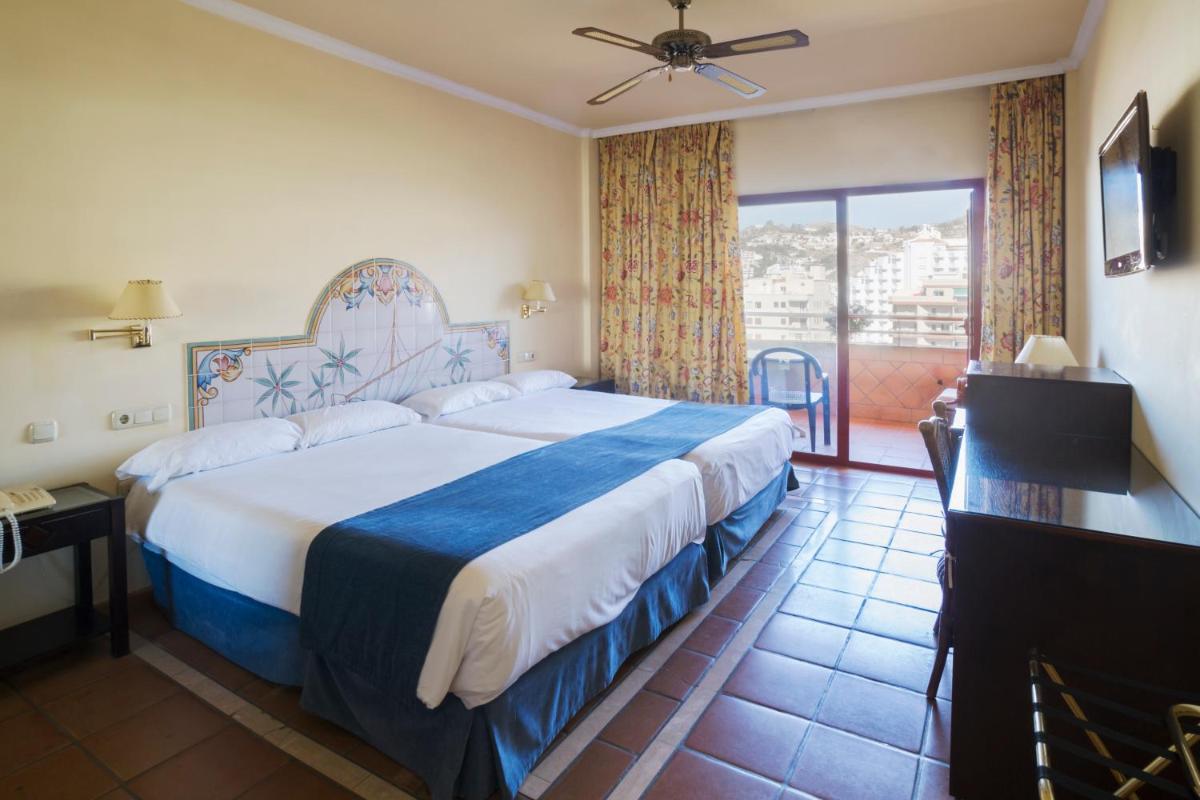 Cama o camas de una habitación en Ibersol Almuñecar Beach & Spa Hotel