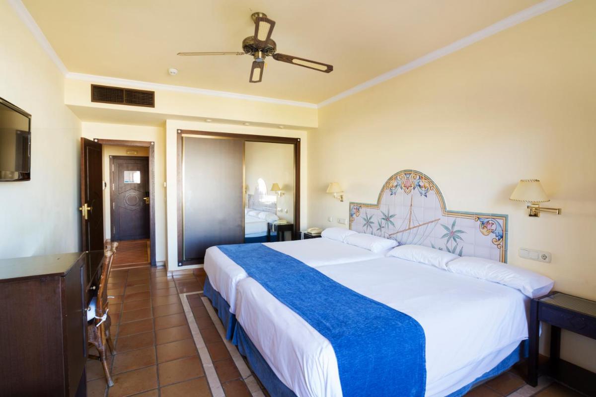 Cama o camas de una habitación en Ibersol Almuñecar Beach & Spa Hotel