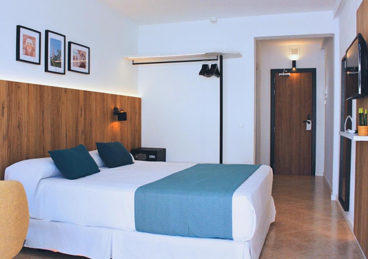 Cama o camas de una habitación en Alfons Hotel