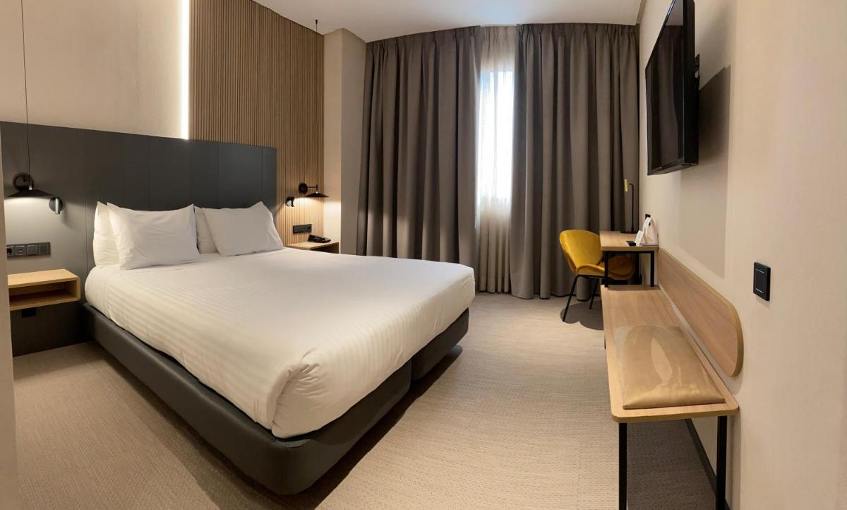 Cama o camas de una habitación en Silken Ciudad Gijón