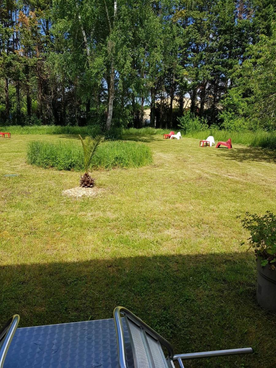 Suitetrails - 03 - Joli studio rdc avec petit jardin et porte donnant sur parking comme une maison
