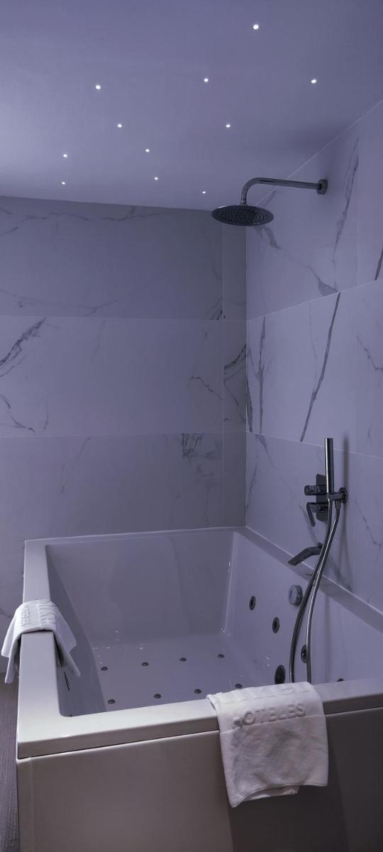 Un baño de Silken Ciudad Gijón