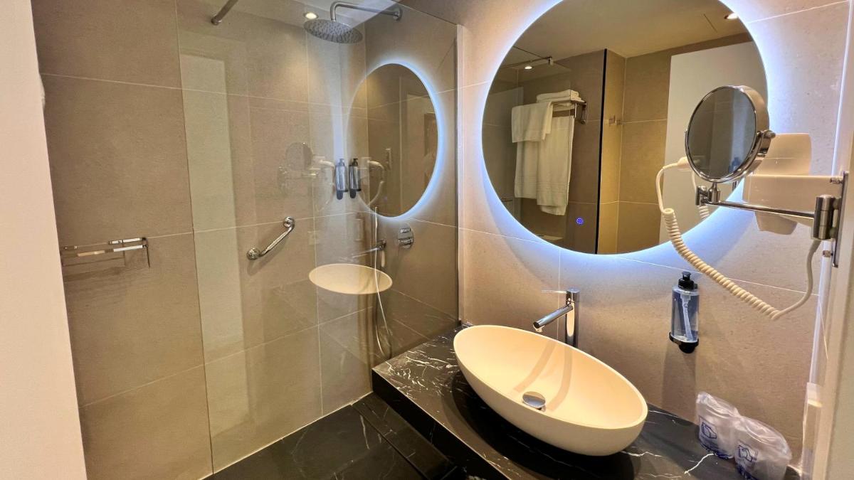 Un baño de Alfons Hotel