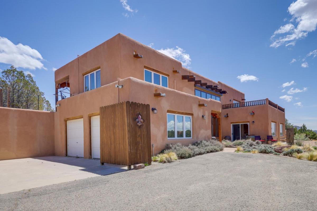 Casa al Reves Pueblo-Style House with Views! - Housity