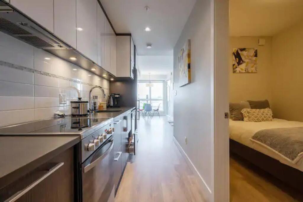 Stylish Modern Apartment in the Heart of Victoria - Housity