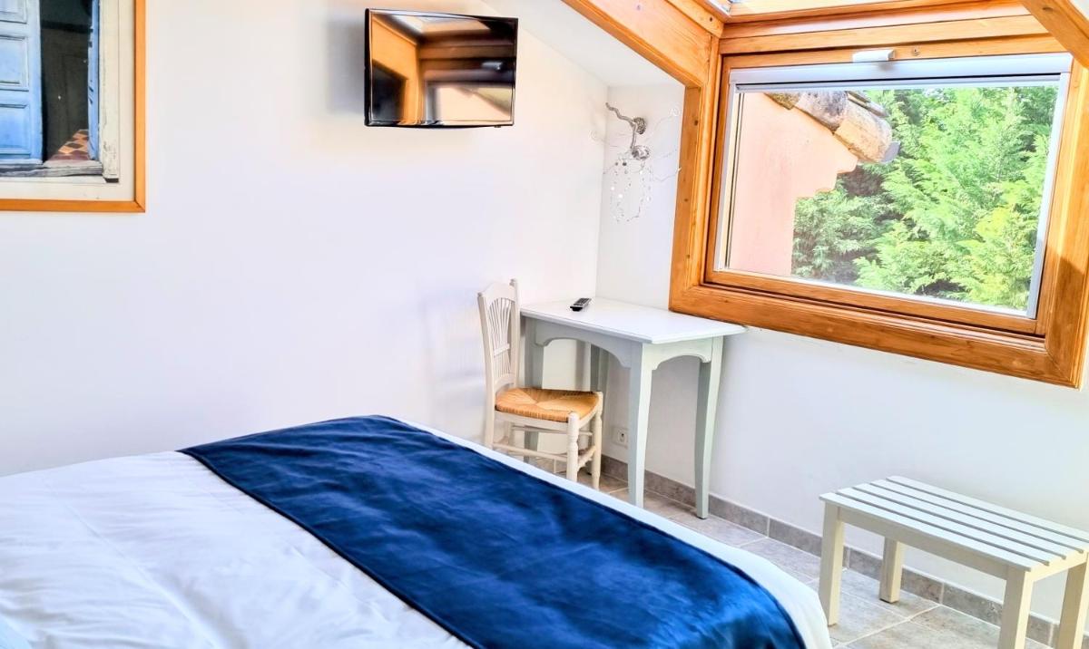 Un ou plusieurs lits dans un hébergement de l'établissement Hôtel Le Mas des Grès & Restaurant Sous les Platanes